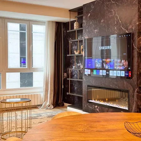 Charming In The Center Of فيجو